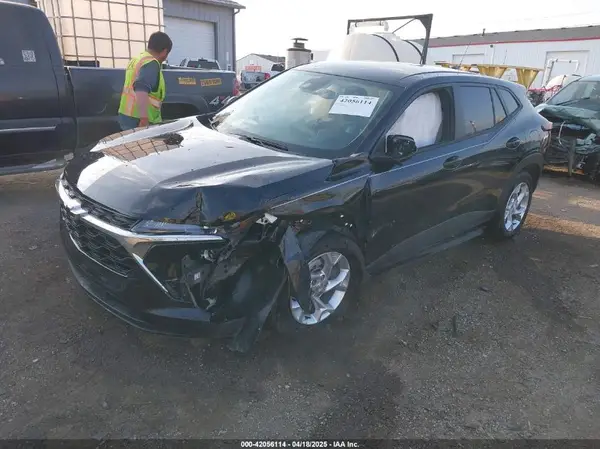 KL77LFEP1SC183504 2025 CHEVROLET TRAX - Image 2