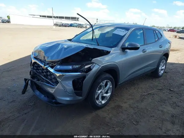 KL77LFEP1SC212189 2025 CHEVROLET TRAX - Image 2