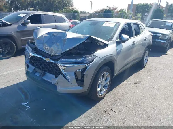 KL77LFEP1SC212600 2025 CHEVROLET TRAX - Image 2