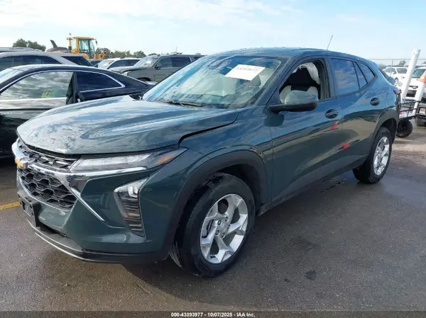 KL77LFEP1SC224360 2025 CHEVROLET TRAX - Image 2