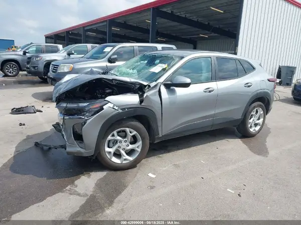 KL77LFEP1SC226836 2025 CHEVROLET TRAX - Image 2