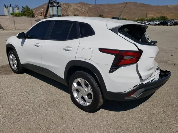 KL77LFEP1SC239716 2025 CHEVROLET TRAX - Image 2