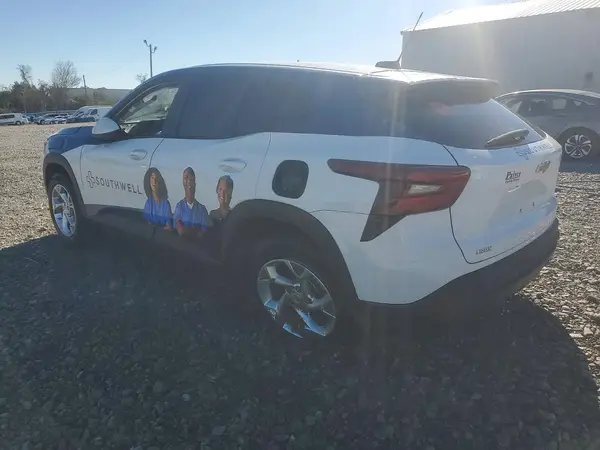 KL77LFEP1SC256337 2025 CHEVROLET TRAX - Image 2