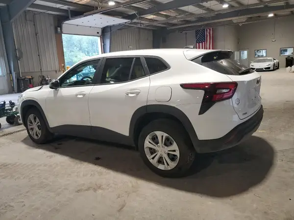 KL77LFEP1SC261330 2025 CHEVROLET TRAX - Image 2