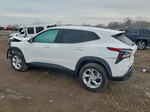 KL77LFEP1SC325091 2025 CHEVROLET TRAX - Image 2
