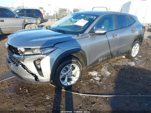 KL77LFEP1SC328766 2025 CHEVROLET TRAX - Image 2