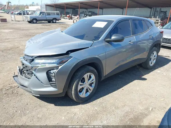 KL77LFEP1SC342943 2025 CHEVROLET TRAX - Image 2