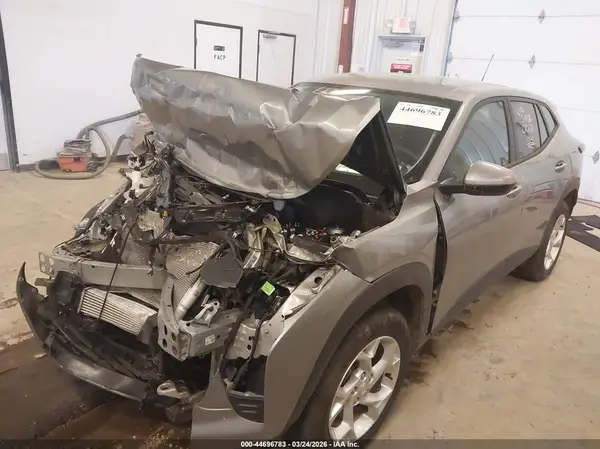 KL77LFEP1TC010129 2026 CHEVROLET TRAX - Image 2
