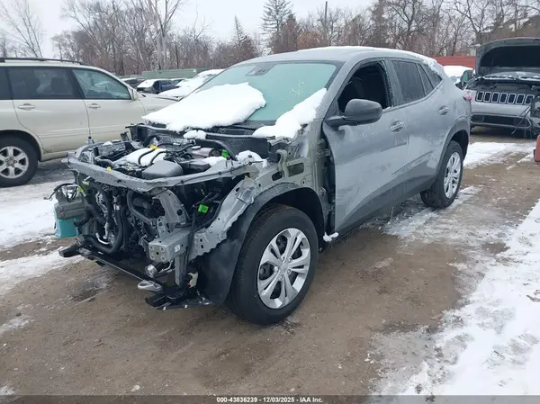 KL77LFEP1TC028369 2026 CHEVROLET TRAX - Image 2