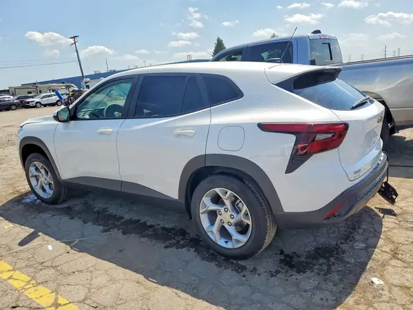 KL77LFEP1TC063056 2026 CHEVROLET TRAX - Image 2