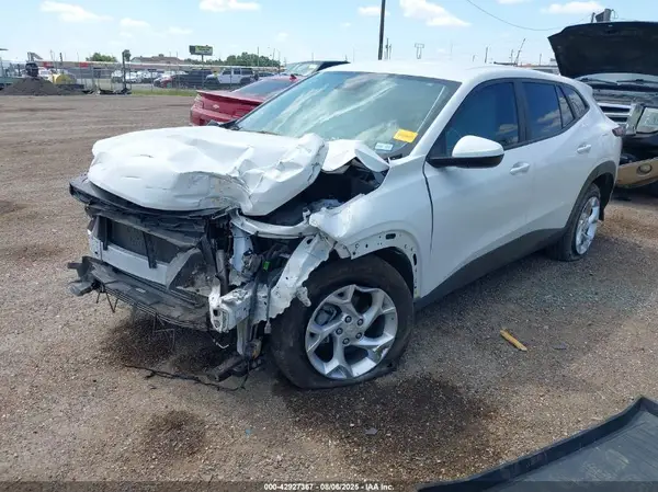 KL77LFEP2SC003723 2025 CHEVROLET TRAX - Image 2