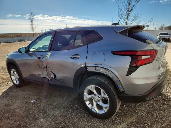 KL77LFEP2SC016763 2025 CHEVROLET TRAX - Image 2