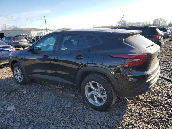 KL77LFEP2SC043686 2025 CHEVROLET TRAX - Image 2