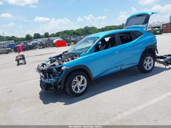 KL77LFEP2SC044949 2025 CHEVROLET TRAX - Image 2