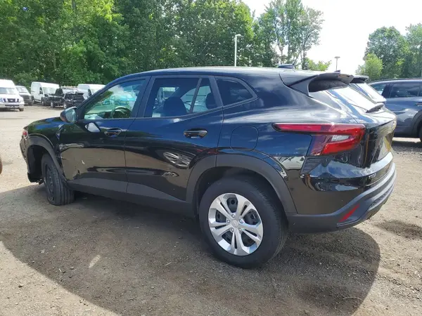 KL77LFEP2SC050427 2025 CHEVROLET TRAX - Image 2