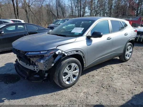 KL77LFEP2SC055126 2025 CHEVROLET TRAX - Image 2