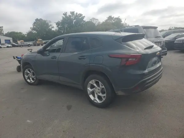 KL77LFEP2SC073464 2025 CHEVROLET TRAX - Image 2