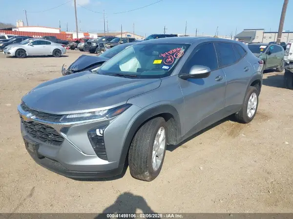 KL77LFEP2SC102283 2025 CHEVROLET TRAX - Image 2