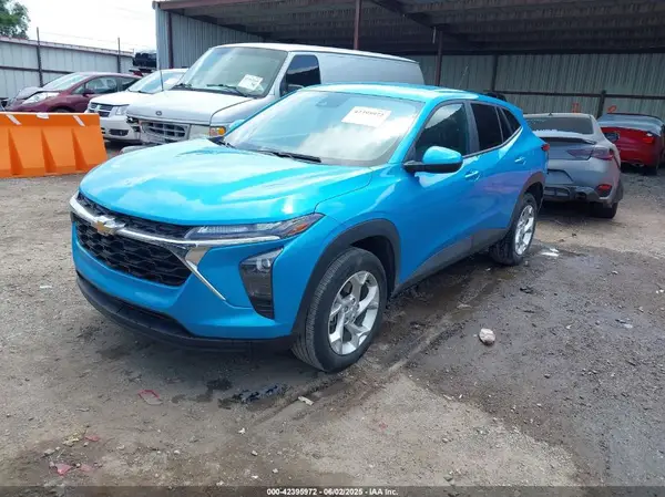 KL77LFEP2SC120458 2025 CHEVROLET TRAX - Image 2