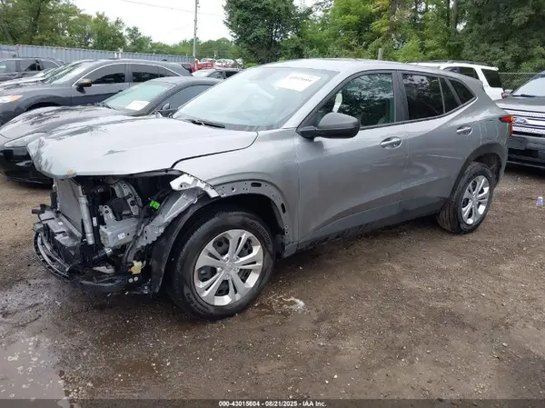KL77LFEP2SC123845 2025 CHEVROLET TRAX - Image 2