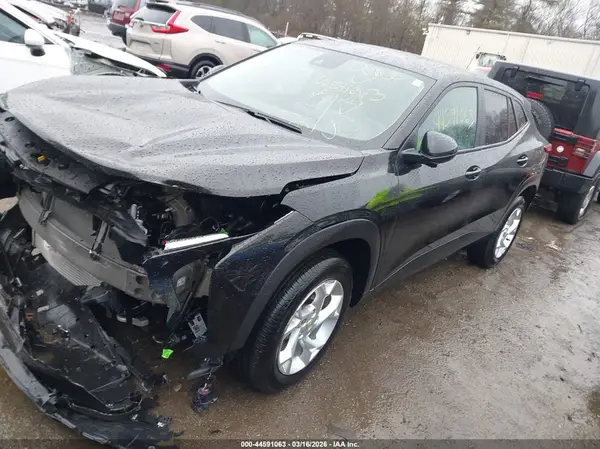 KL77LFEP2SC128219 2025 CHEVROLET TRAX - Image 2