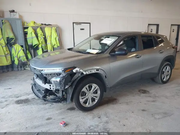 KL77LFEP2SC150530 2025 CHEVROLET TRAX - Image 2