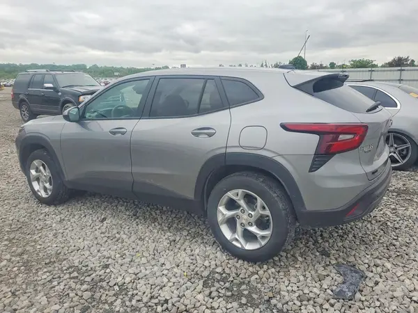 KL77LFEP2SC154979 2025 CHEVROLET TRAX - Image 2