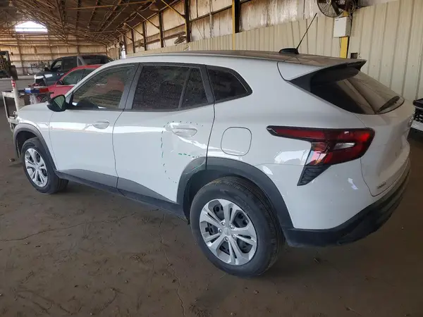 KL77LFEP2SC164752 2025 CHEVROLET TRAX - Image 2