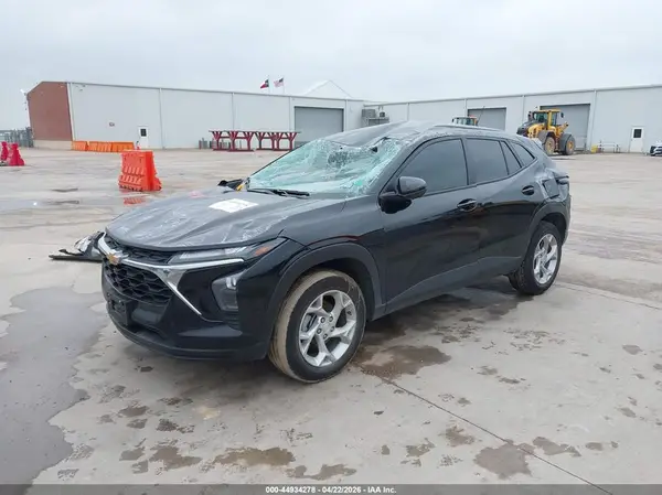 KL77LFEP2SC165383 2025 CHEVROLET TRAX - Image 2