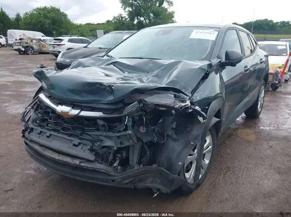 KL77LFEP2SC165917 2025 CHEVROLET TRAX - Image 2