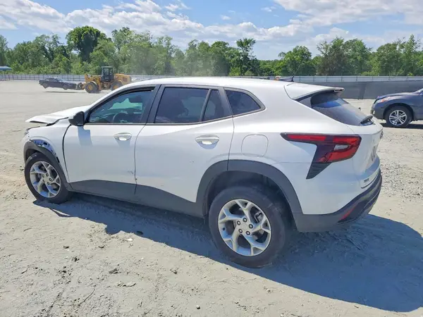 KL77LFEP2SC192096 2025 CHEVROLET TRAX - Image 2