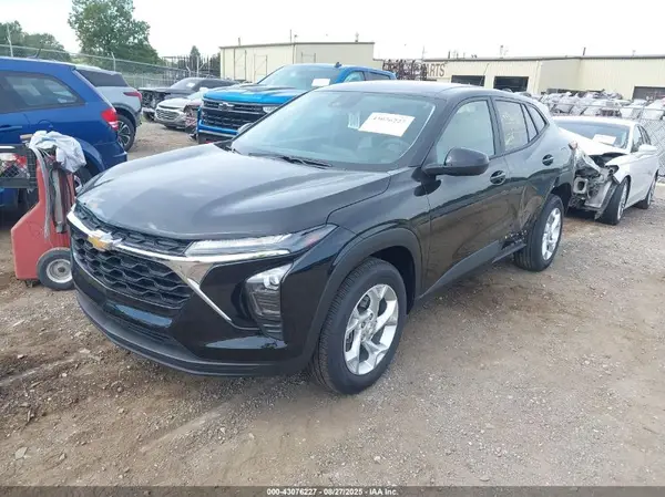 KL77LFEP2SC204926 2025 CHEVROLET TRAX - Image 2