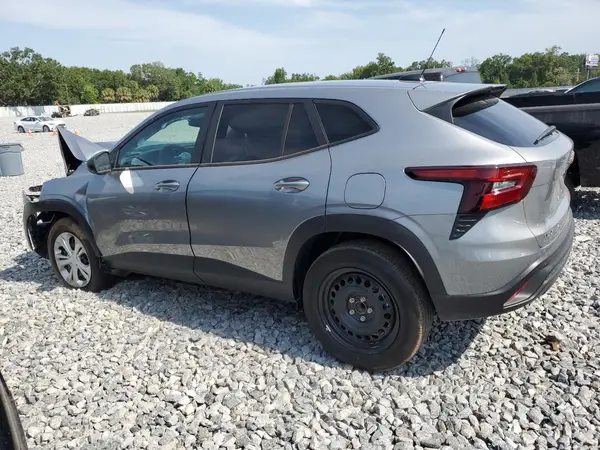 KL77LFEP2SC228448 2025 CHEVROLET TRAX - Image 2