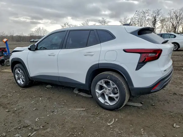 KL77LFEP2SC235822 2025 CHEVROLET TRAX - Image 2