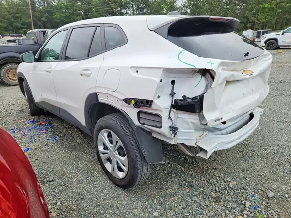 KL77LFEP2SC242186 2025 CHEVROLET TRAX - Image 2