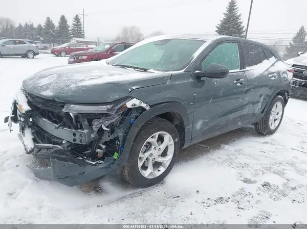 KL77LFEP2SC267654 2025 CHEVROLET TRAX - Image 2