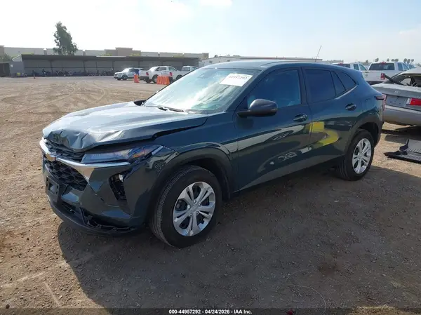 KL77LFEP2SC267847 2025 CHEVROLET TRAX - Image 2