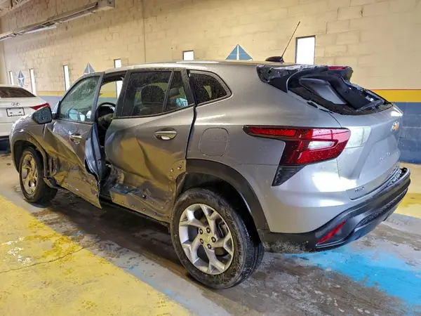 KL77LFEP2SC278394 2025 CHEVROLET TRAX - Image 2