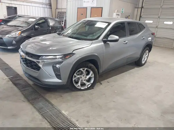 KL77LFEP2SC281859 2025 CHEVROLET TRAX - Image 2