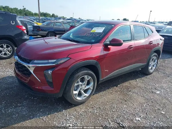 KL77LFEP2SC298743 2025 CHEVROLET TRAX - Image 2