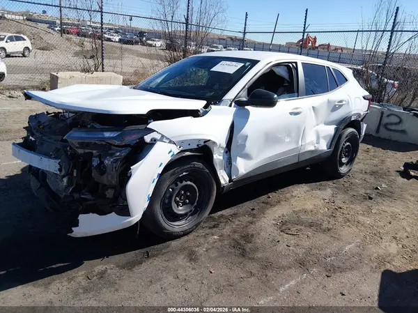 KL77LFEP2SC300409 2025 CHEVROLET TRAX - Image 2