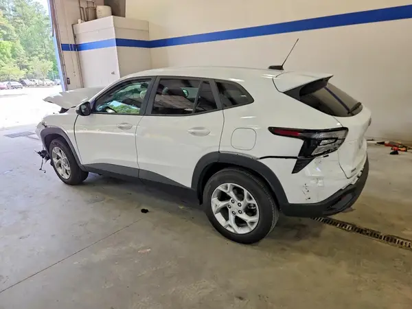 KL77LFEP2SC300815 2025 CHEVROLET TRAX - Image 2