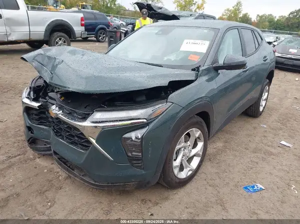 KL77LFEP2SC309806 2025 CHEVROLET TRAX - Image 2