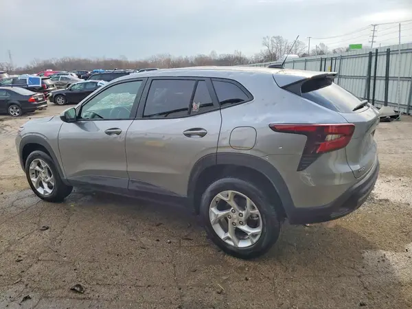 KL77LFEP2TC025514 2026 CHEVROLET TRAX - Image 2