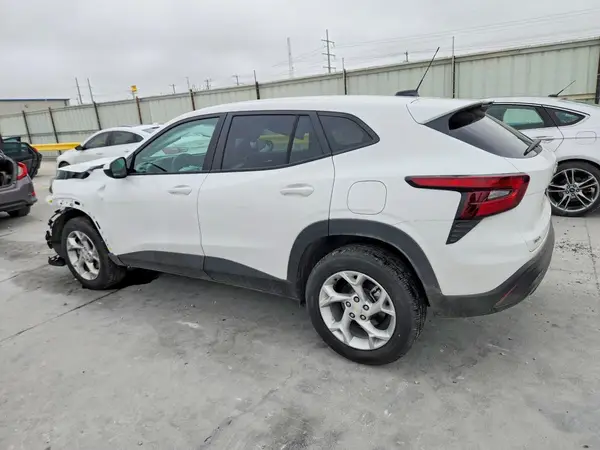 KL77LFEP2TC079542 2026 CHEVROLET TRAX - Image 2