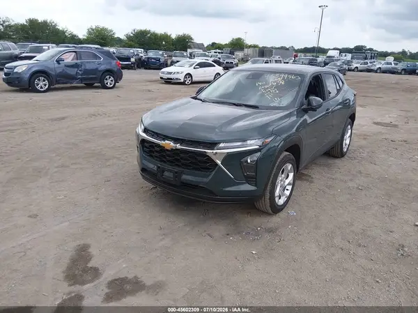 KL77LFEP2TC081128 2026 CHEVROLET TRAX - Image 2
