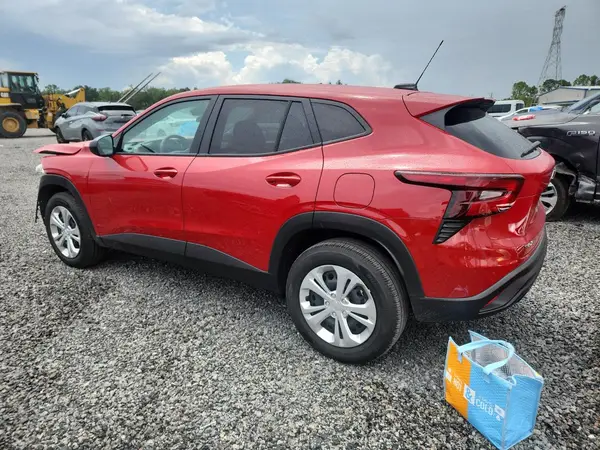 KL77LFEP2TC083297 2026 CHEVROLET TRAX - Image 2