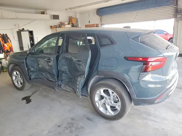KL77LFEP2TC121711 2026 CHEVROLET TRAX - Image 2
