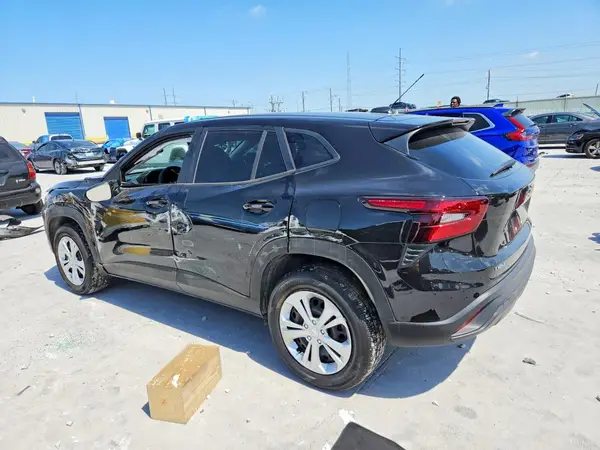KL77LFEP2TC125855 2026 CHEVROLET TRAX - Image 2