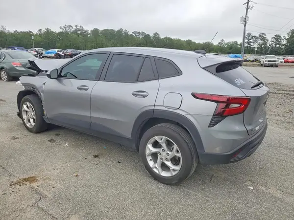KL77LFEP3SC048556 2025 CHEVROLET TRAX - Image 2